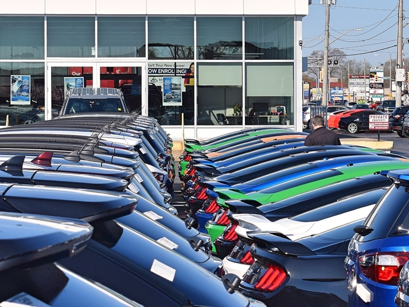 Canadian Sales Fall For 15th Straight Month